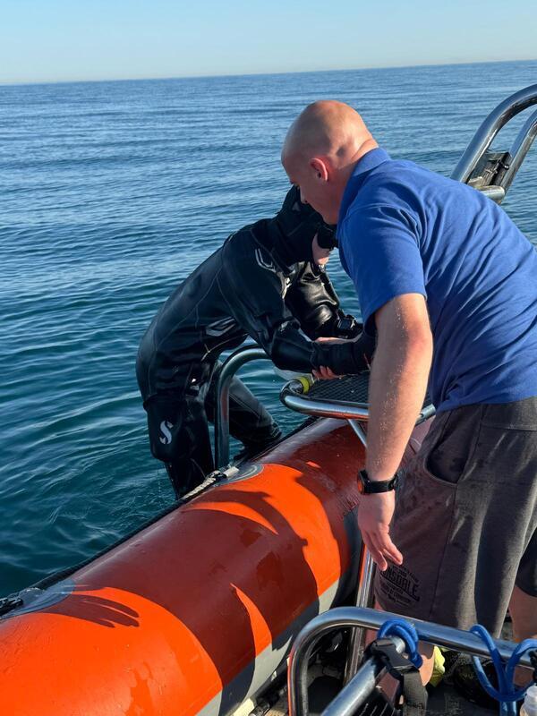 diver beig helped into the boat